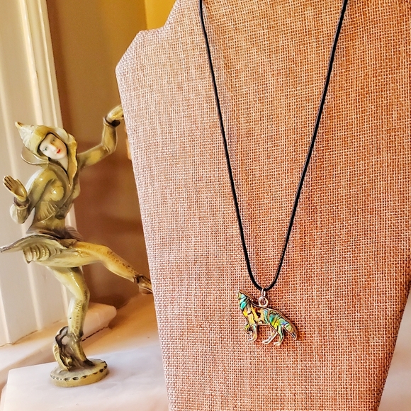 Abalone Shell Howling Coyote pendant necklace - Picture 2 of 5